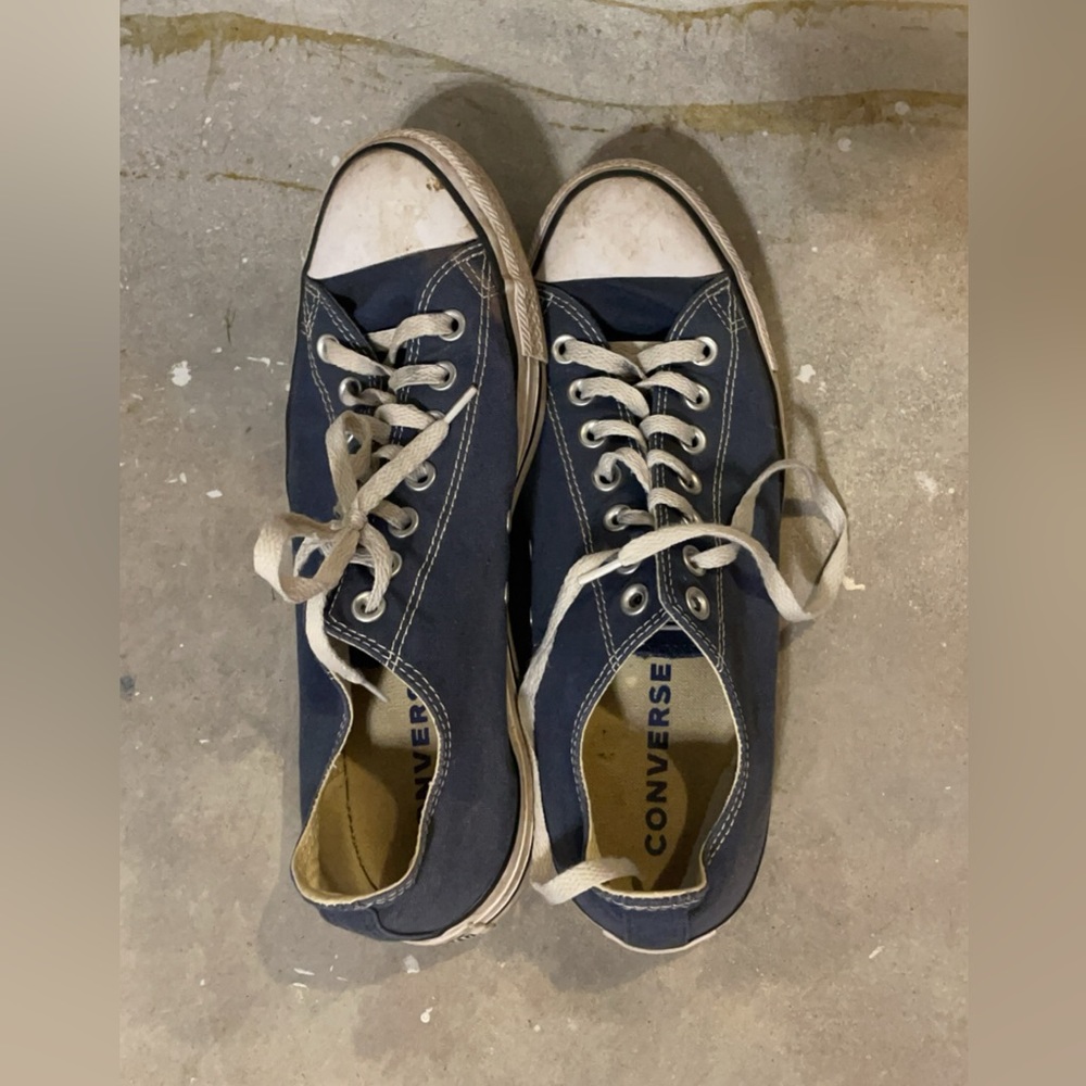 Women’s/ men’s navy converse